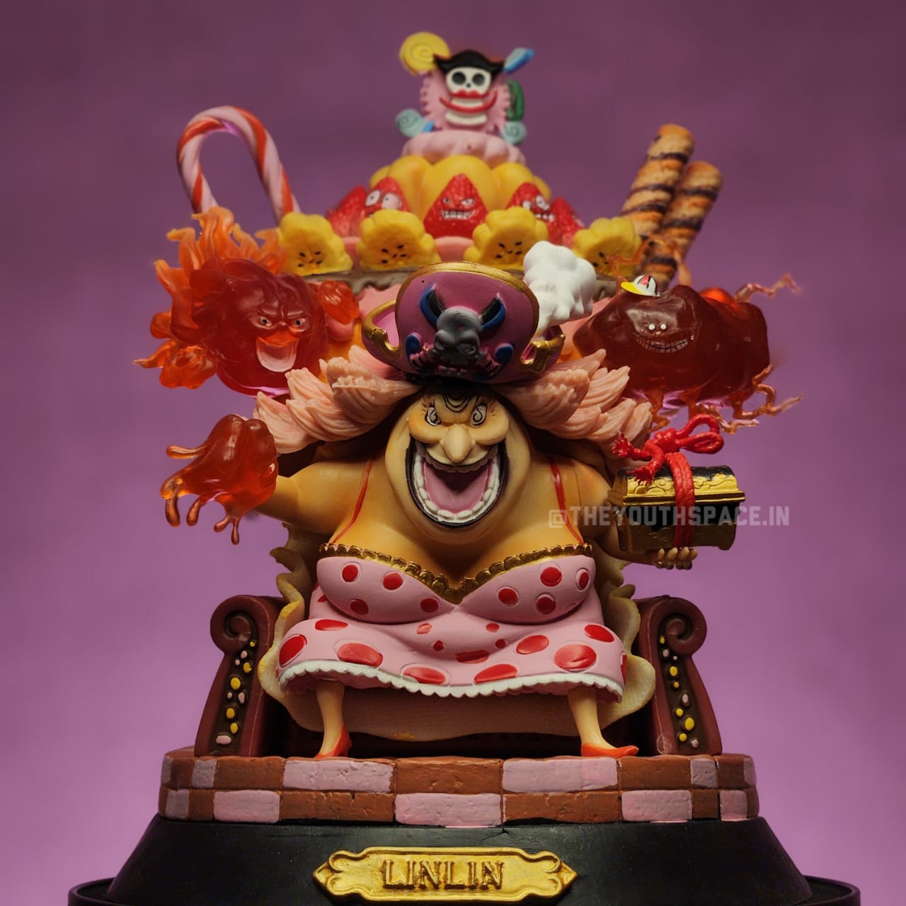 Big Mom Charlotte Linlin on Throne Action Figure - One Piece