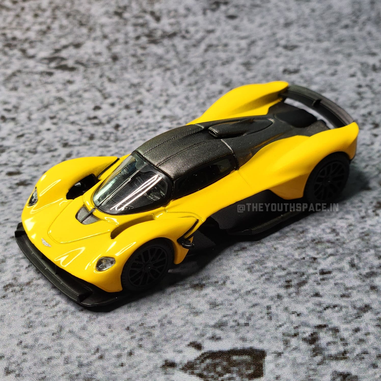 Mini GT 744 Aston Martin Valkyrie Sunburst Yellow 1/64 Imported