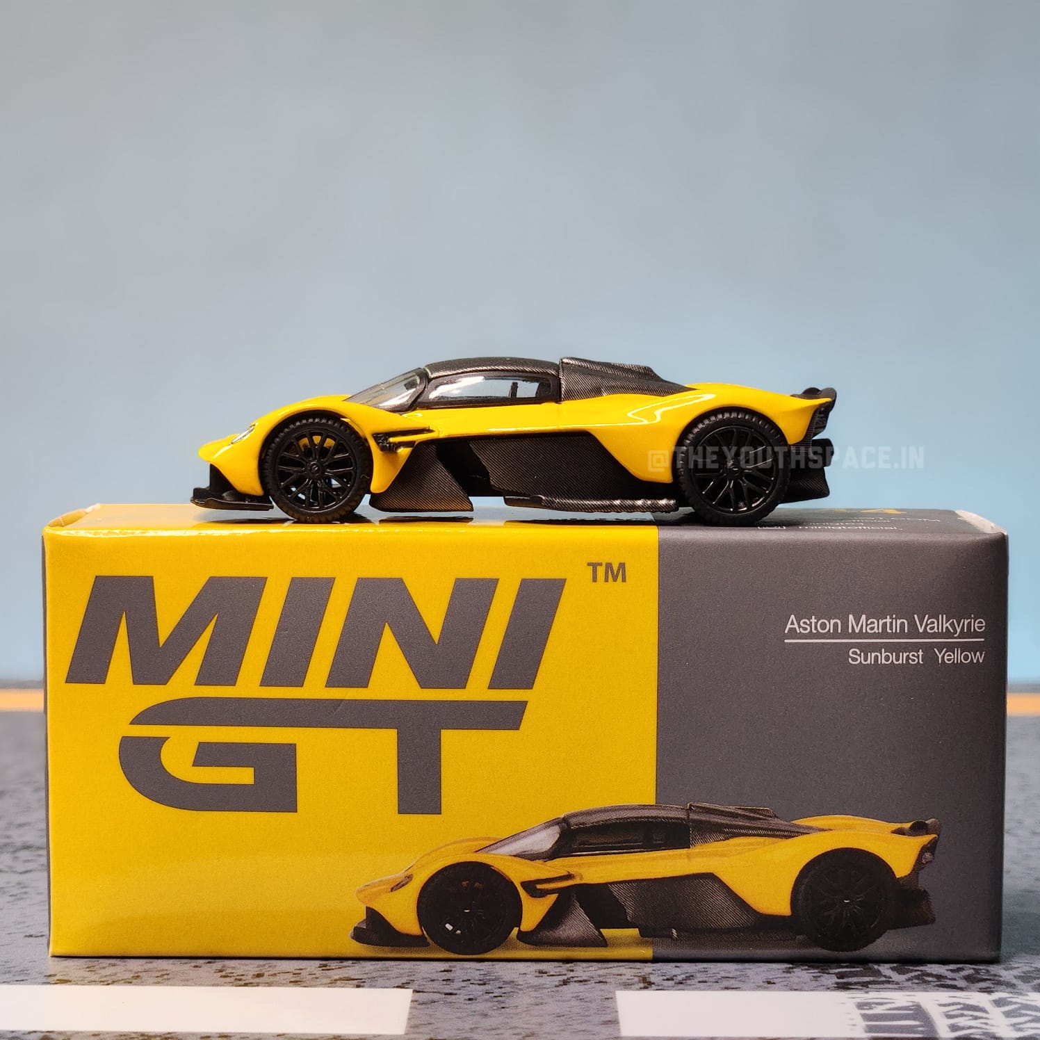 Mini GT 744 Aston Martin Valkyrie Sunburst Yellow 1/64 Imported