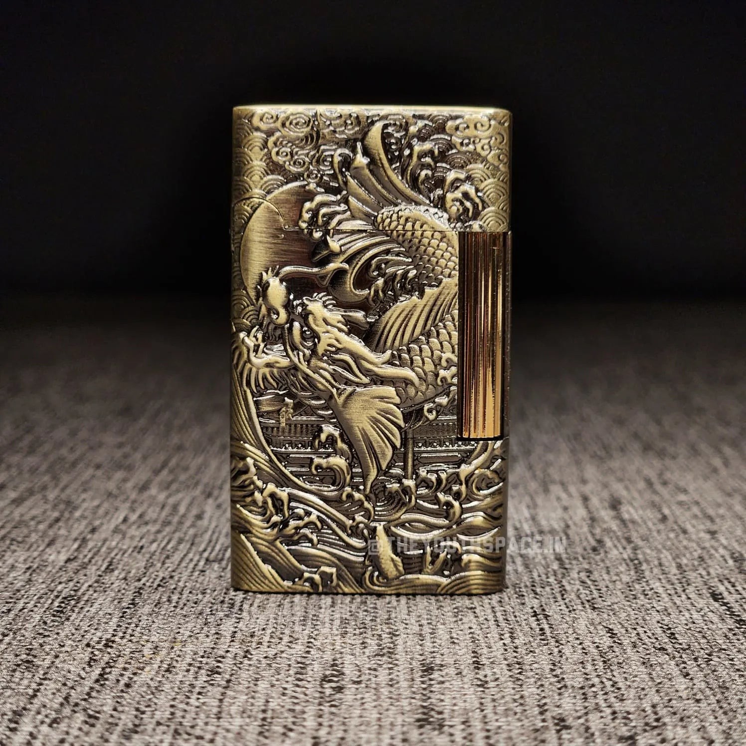 Vintage Carved Flint Stone Lighter (Metallic)