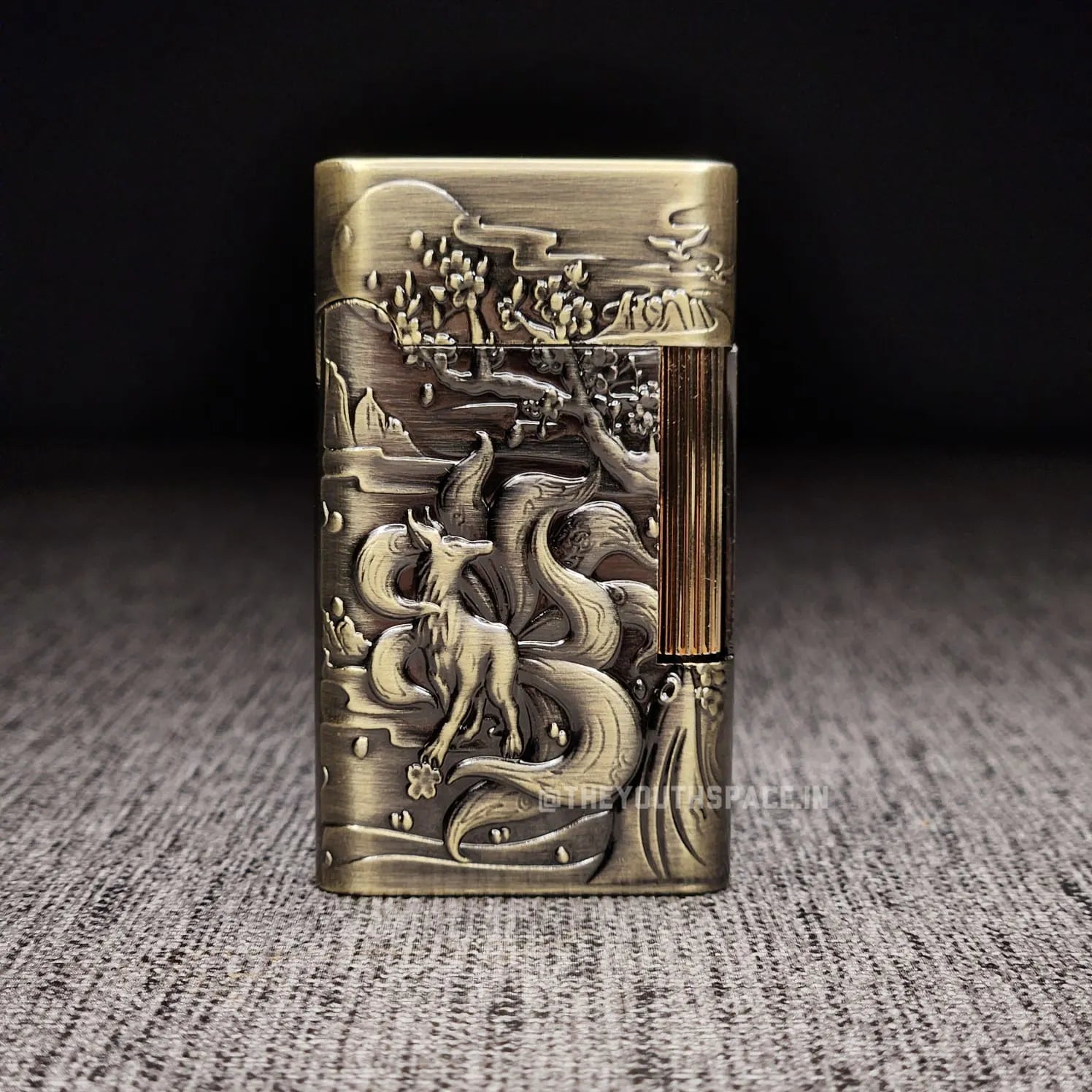 Vintage Carved Flint Stone Lighter (Metallic)