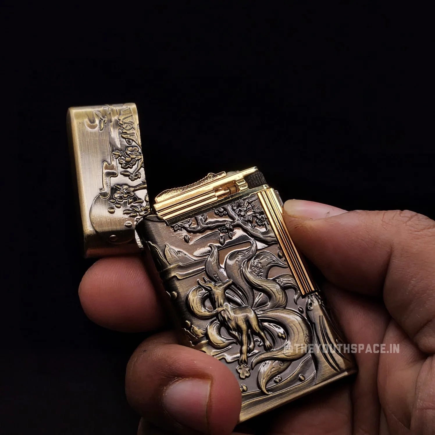 Vintage Carved Flint Stone Lighter (Metallic)