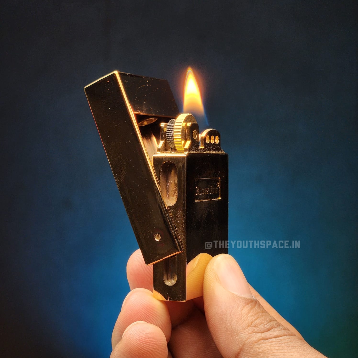 Retro Front-Flip Brass Lighter (Metallic)