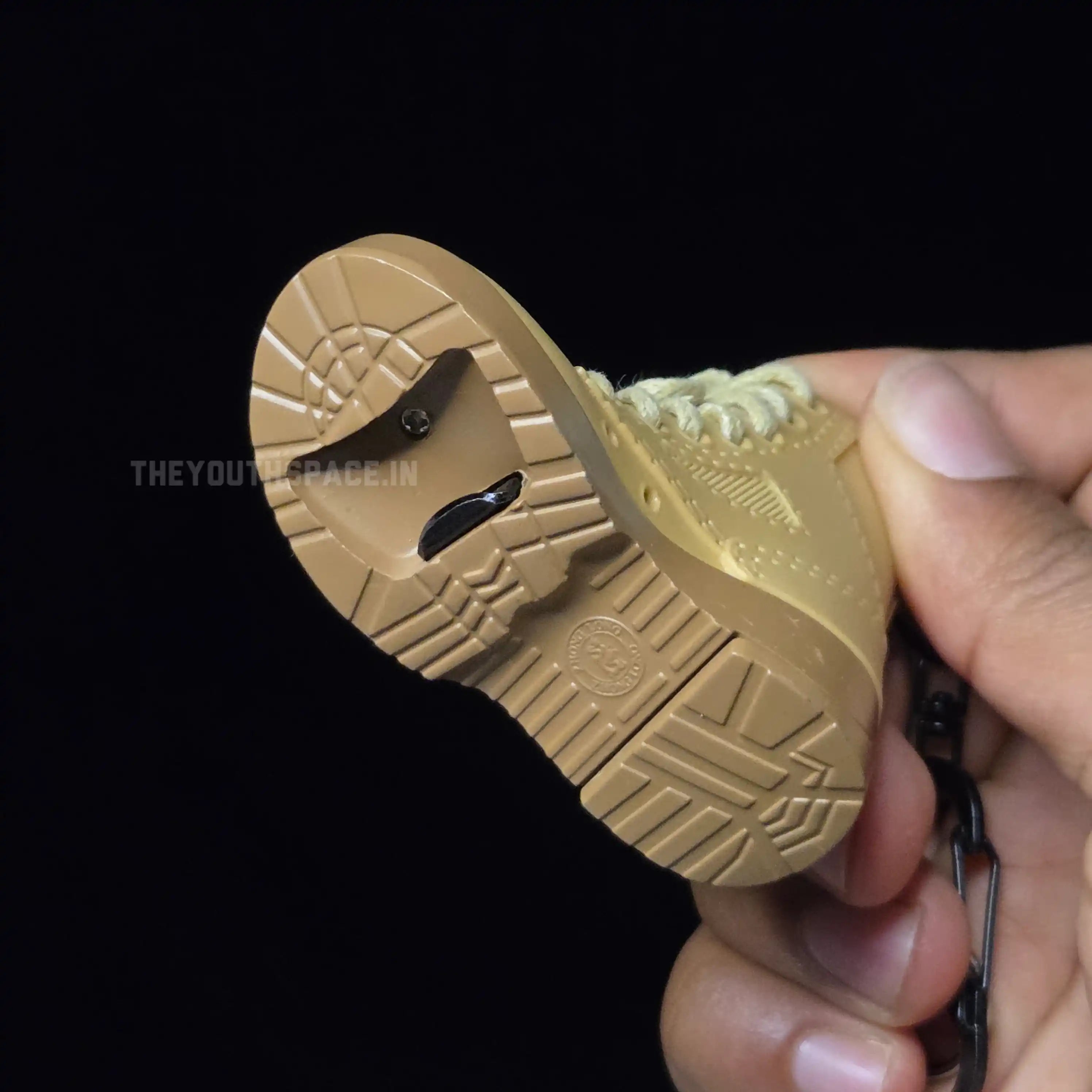 Boot-shaped jet flame lighter
