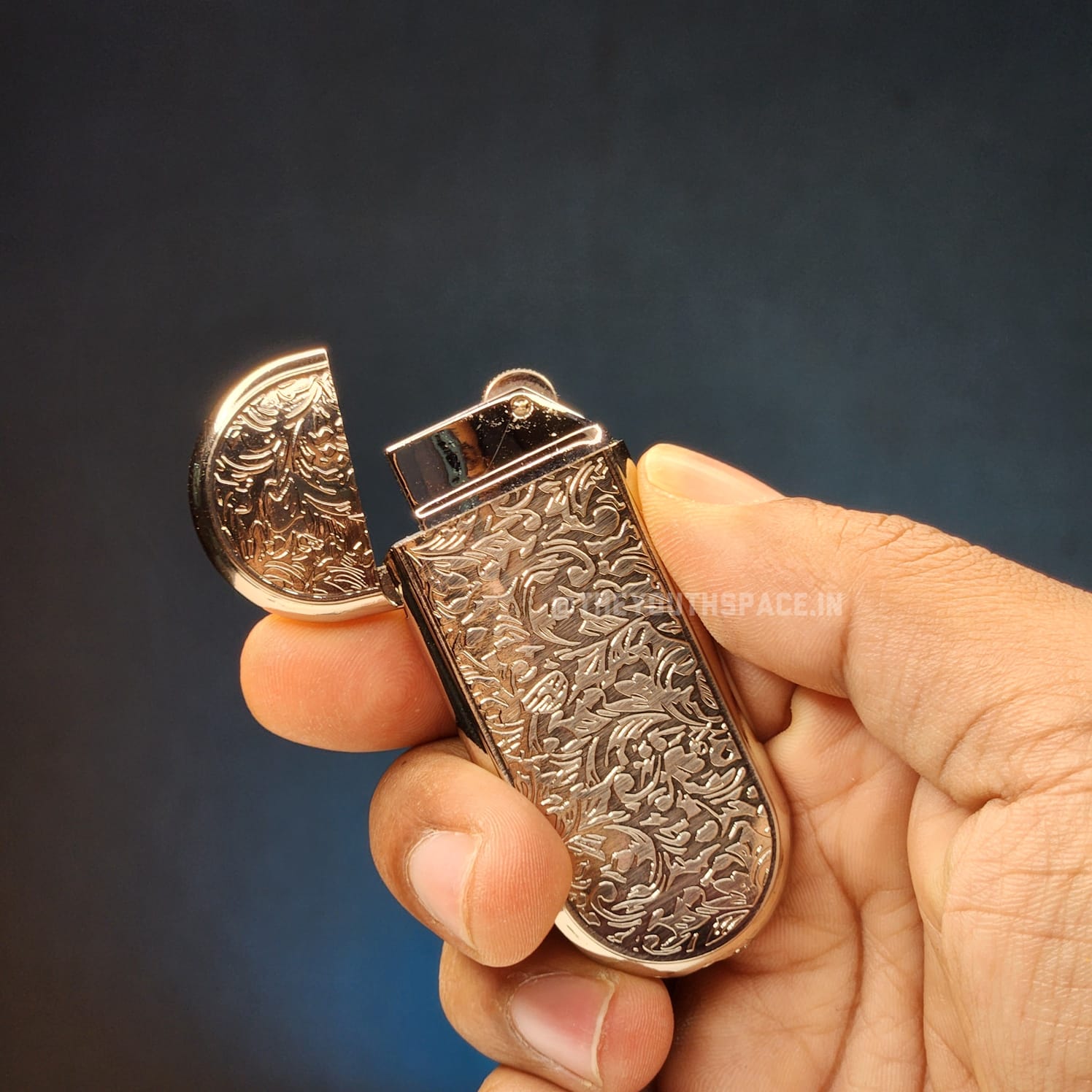 Vintage Design Oval Lighter (Metallic)