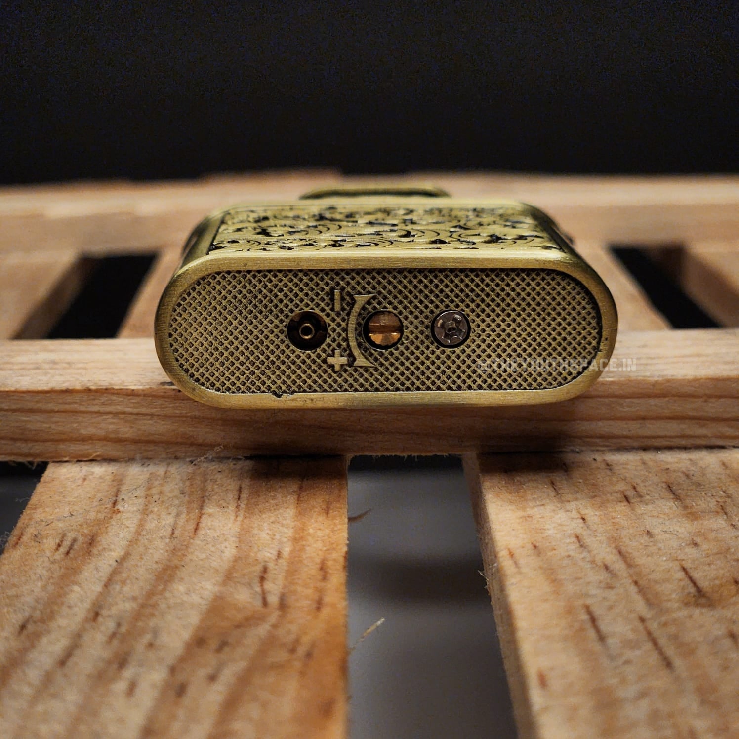 Vintage Design Red Flame Jet Lighter (Metallic; Golden)