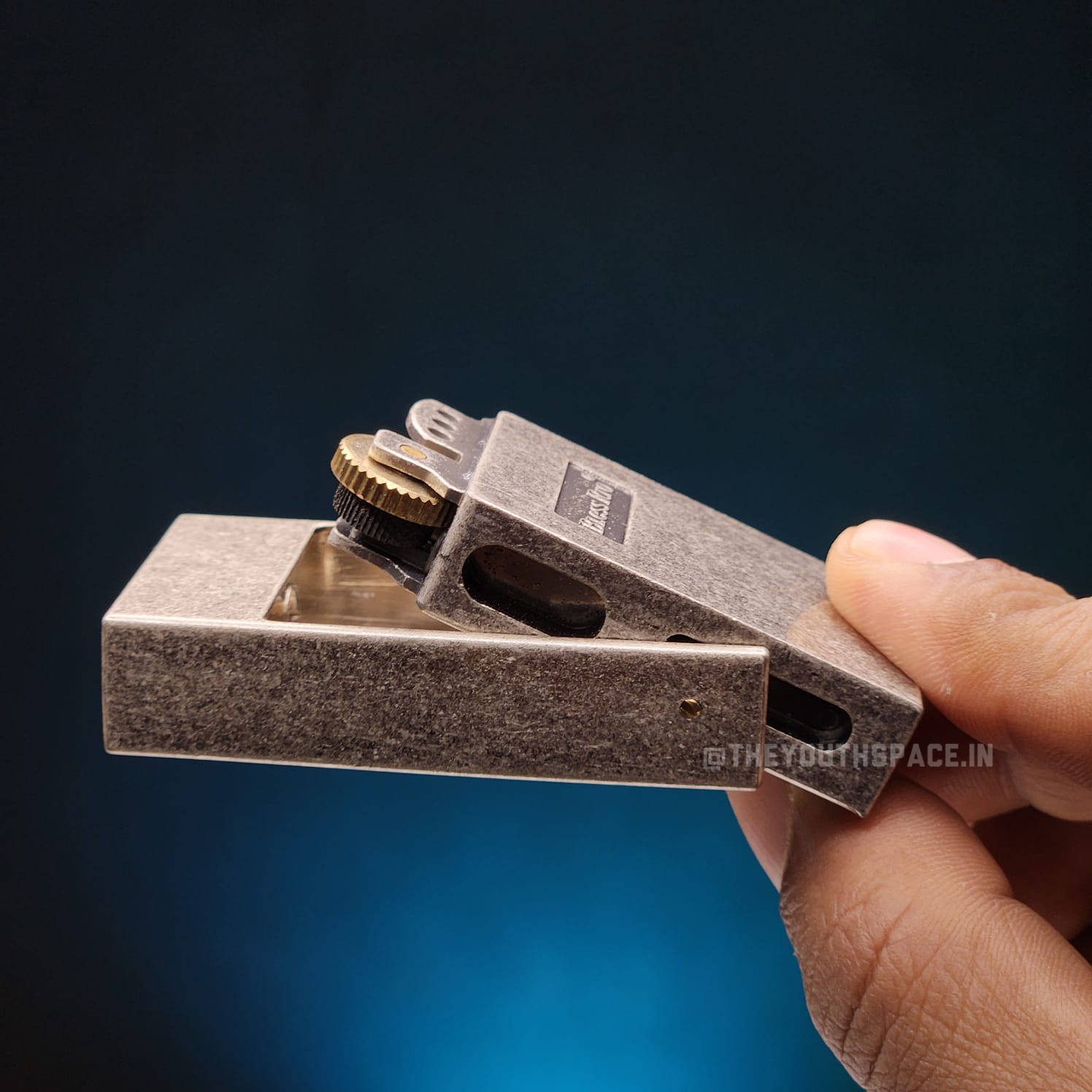 Retro Front-Flip Brass Lighter (Metallic)