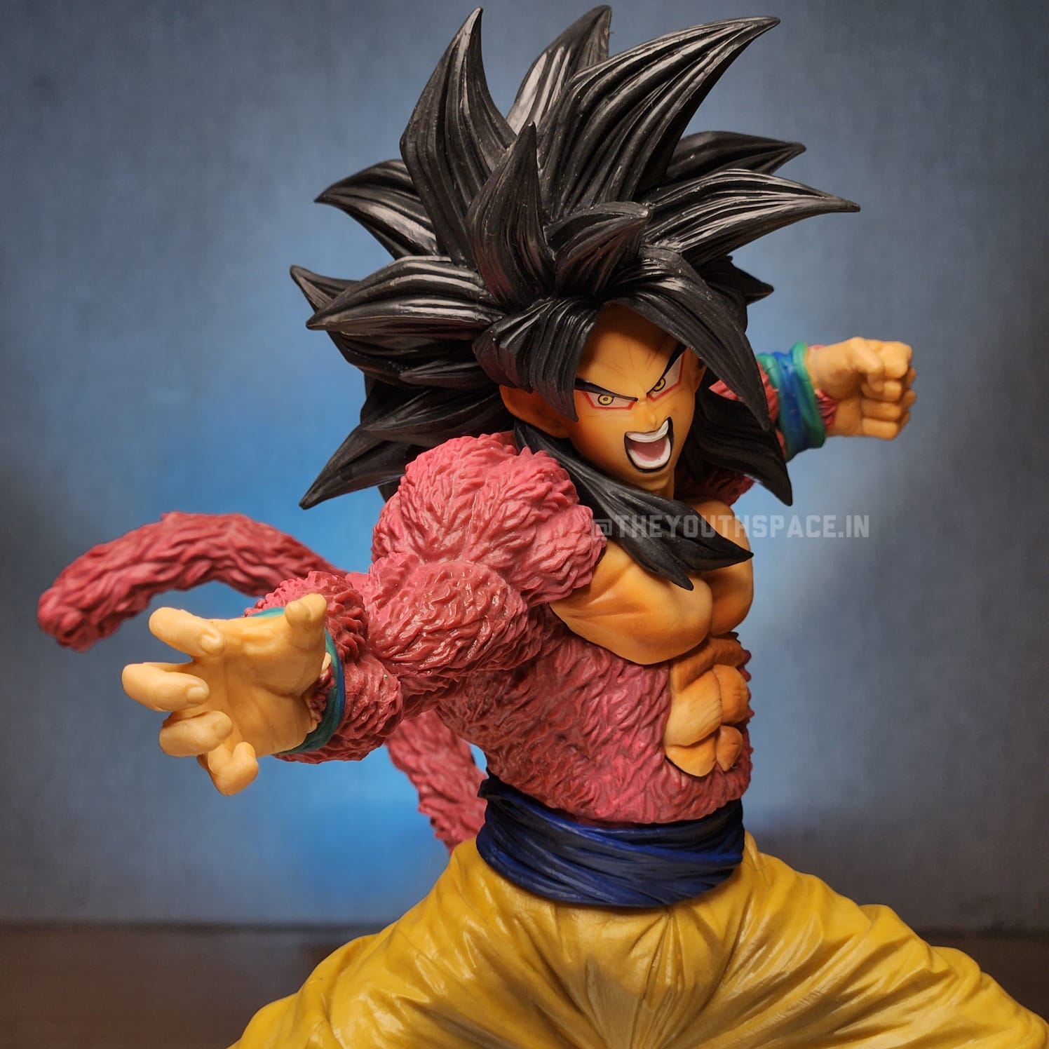 Goku SSJ 4 figure