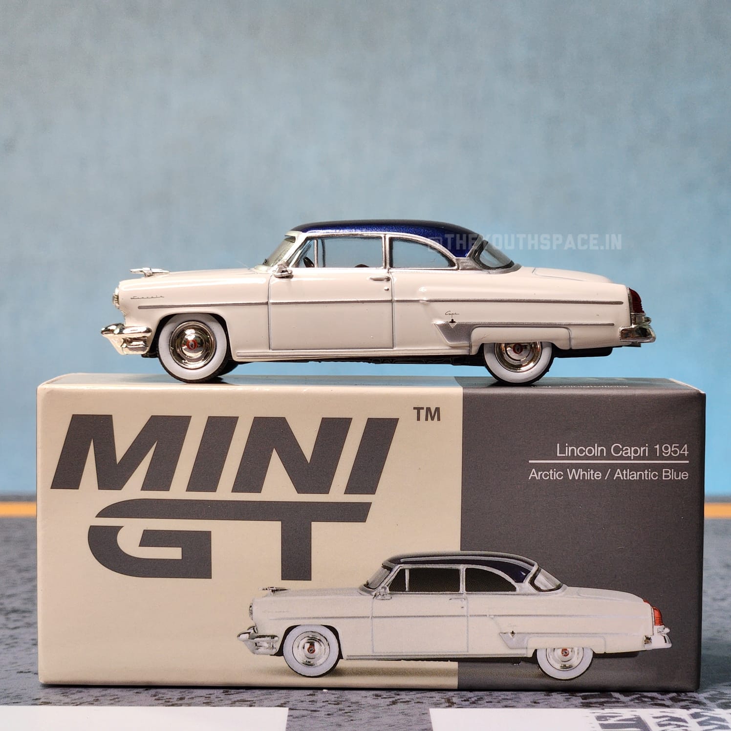 Mini GT Lincoln Capri 1954 Arctic White / Atlantic Blue 1:64 Imported