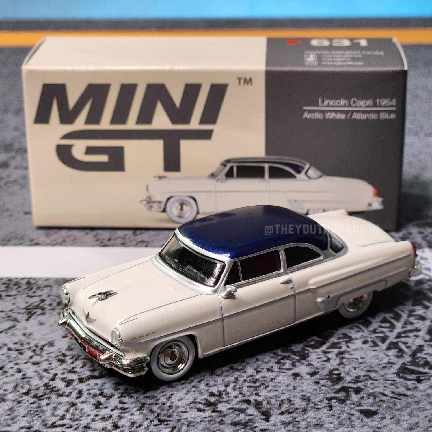 Mini GT Lincoln Capri 1954 Arctic White / Atlantic Blue 1:64 Imported