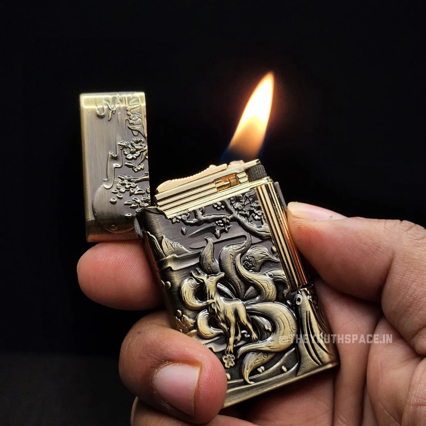 Vintage Carved Flint Stone Lighter (Metallic)