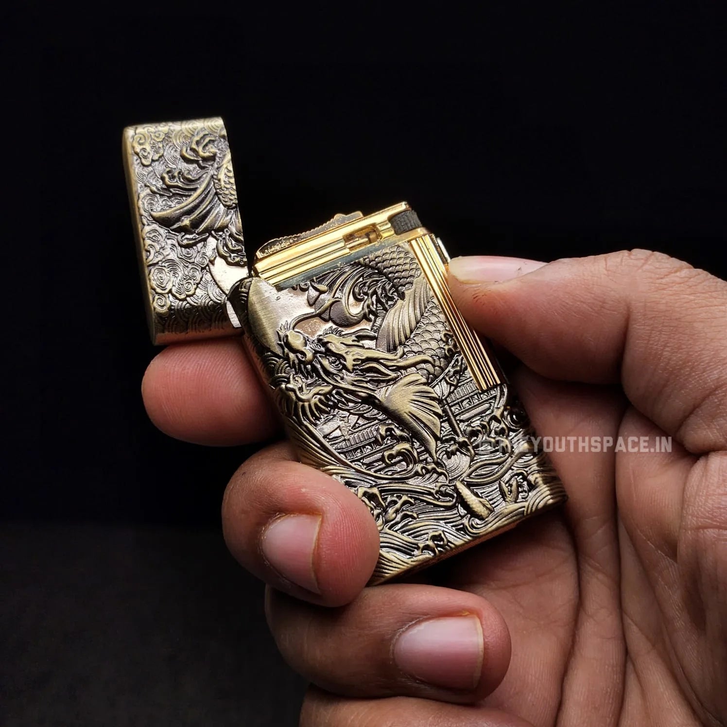 Vintage Carved Flint Stone Lighter (Metallic)