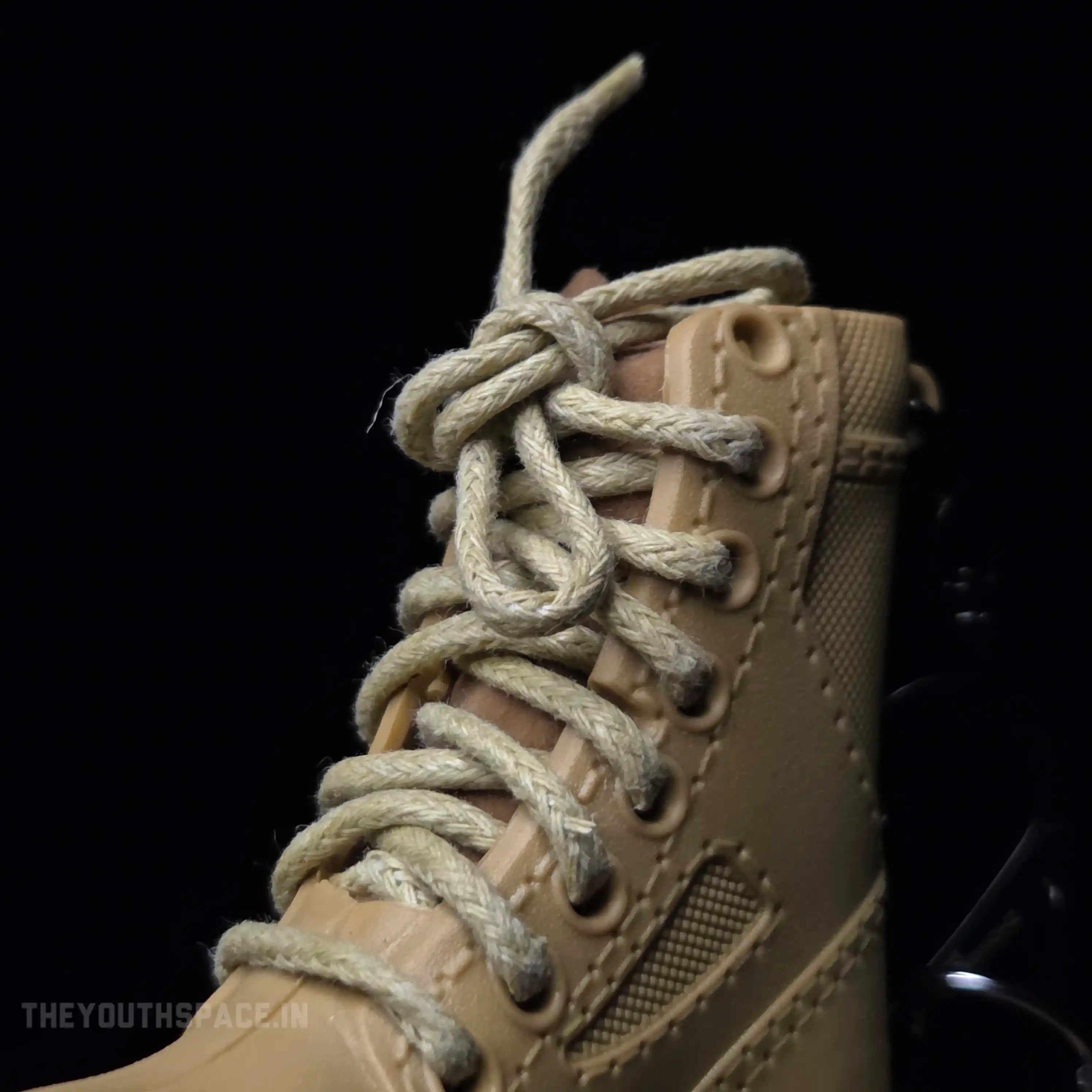 Boot-shaped jet flame lighter