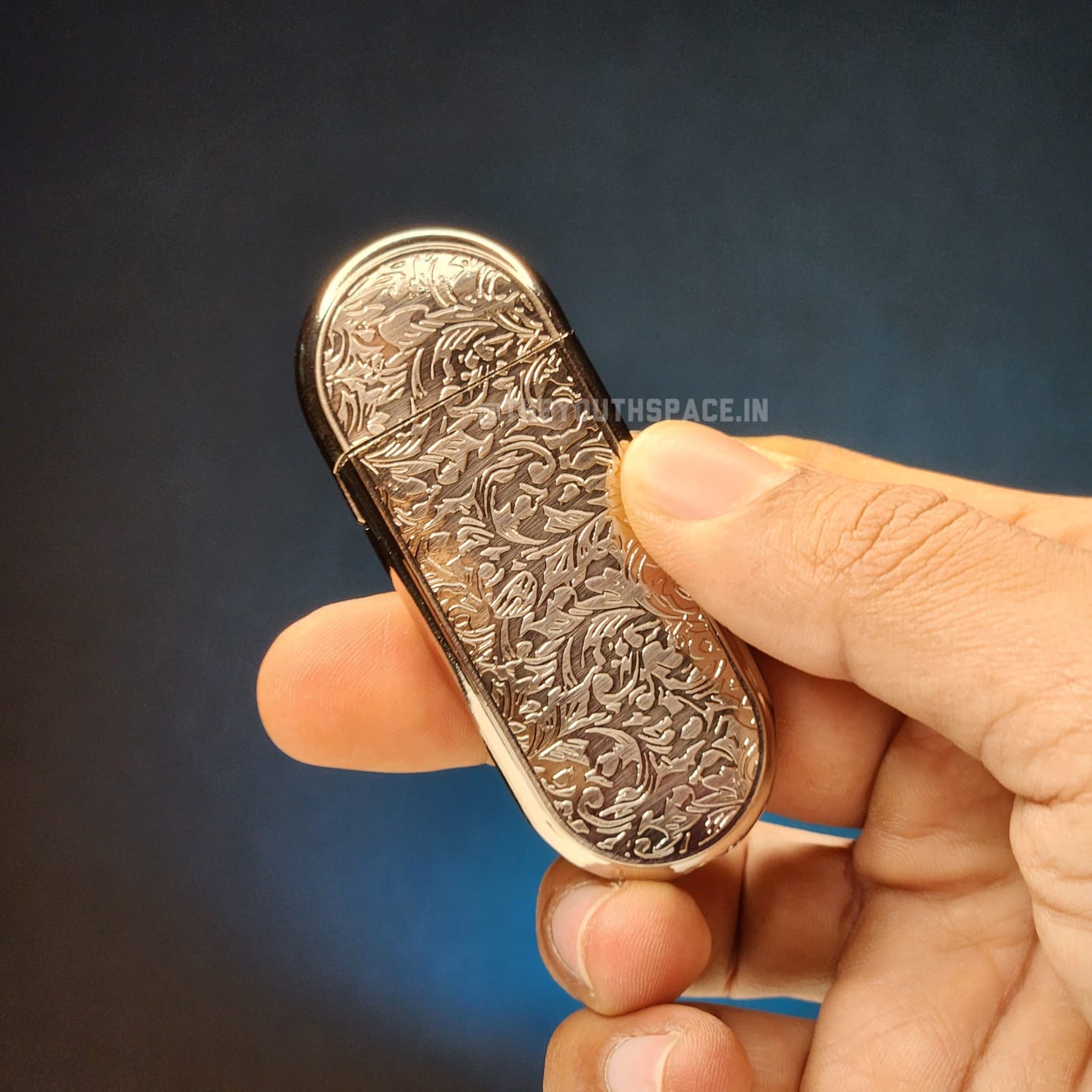 Vintage Design Oval Lighter (Metallic)