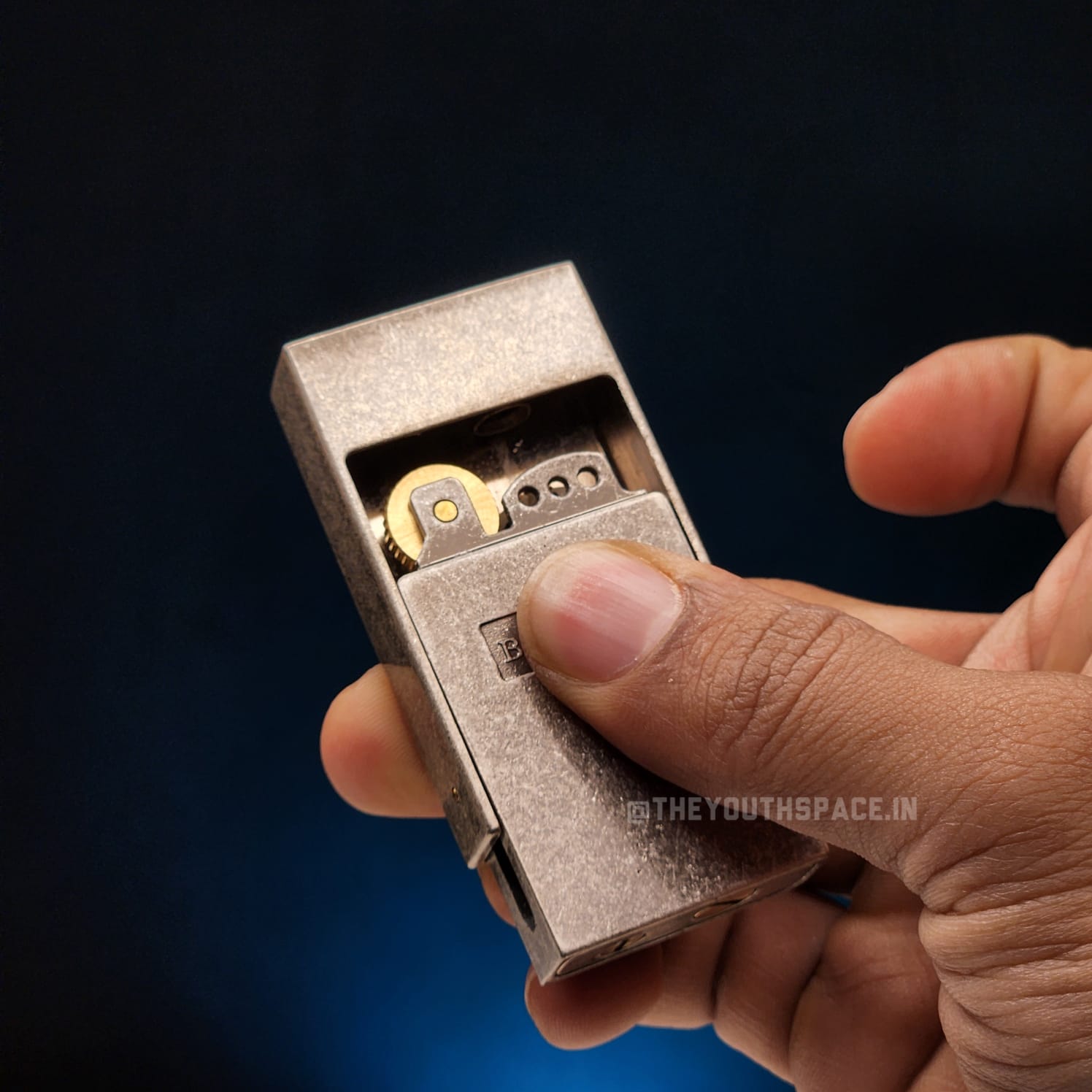 Retro Front-Flip Brass Lighter (Metallic)