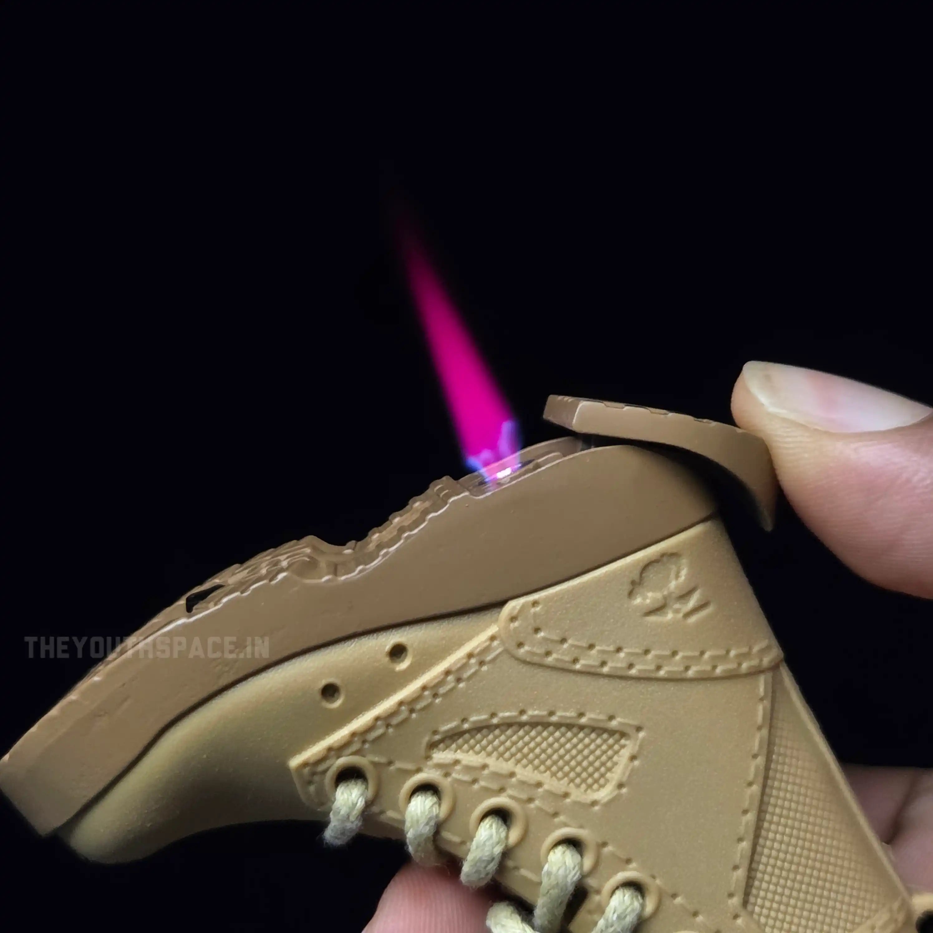 Boot-shaped jet flame lighter